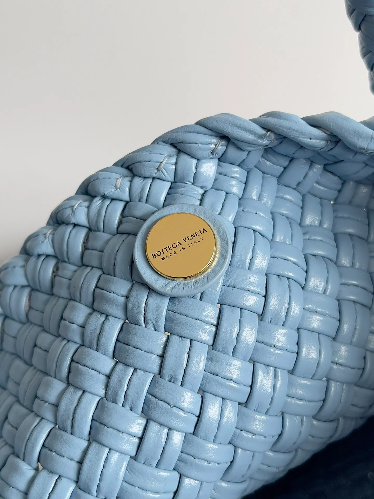Batch 5760 BV collectible small woven handbags are really YYDS!! Bottega Veneta’s most classic small woven handbags are back! ! We use the highest quality leather with the highest craftsmanship❤️ to create the most precious works. We have created the original Intrecciato leather weaving process❤️ This unique traditional exclusive leather weaving method has not only become our logo but also the embodiment of the time-consuming and labor-intensive craftsmanship of our products❤️ The new TOSCA handbag must be a selection worth collecting🆕⚠️⚠️Babies, malachite and pearls can be sold separately and can be assembled by yourself Style number: 716974 Size: 27*9*18cm